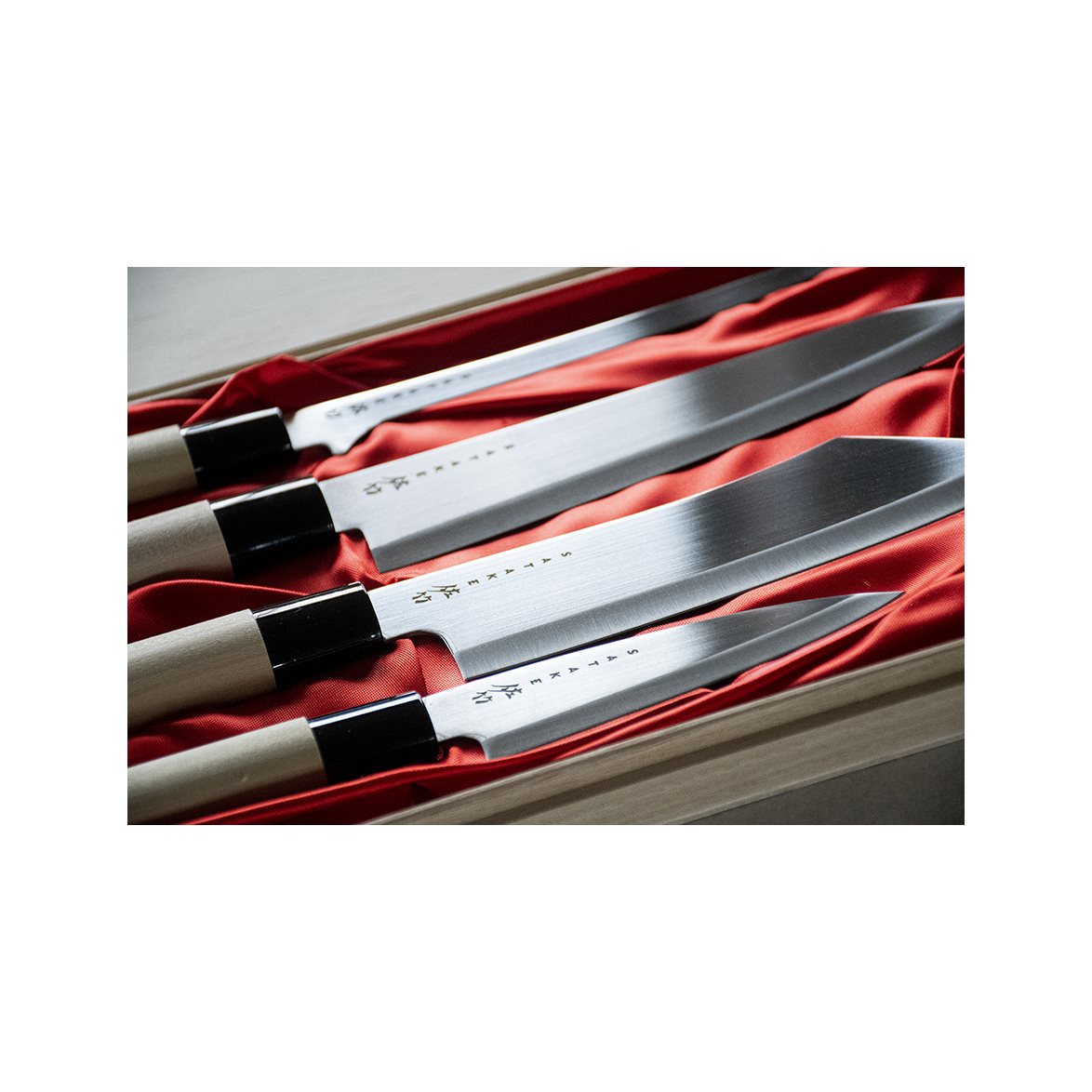Satake Houcho Set med Gyuto, Filé, Hakata & Petty i Balsabox
